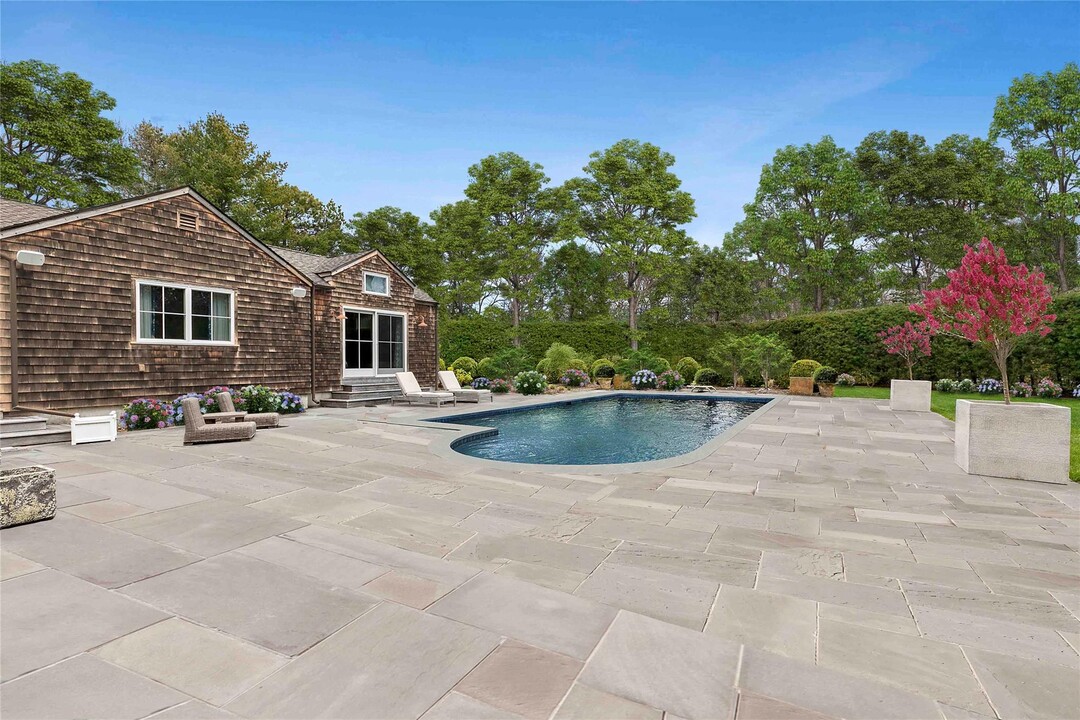 9 Woodland Ave in Westhampton Beach, NY - Building Photo