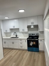 1221 Bee, Unit 63 in Santa Ana, CA - Building Photo - Building Photo