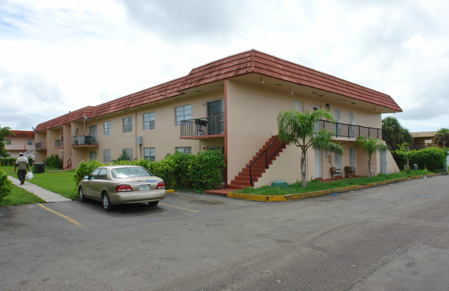 West Gardens in Miami, FL - Foto de edificio - Building Photo