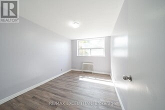 799 Robinson St in Burlington, ON - Building Photo - Building Photo