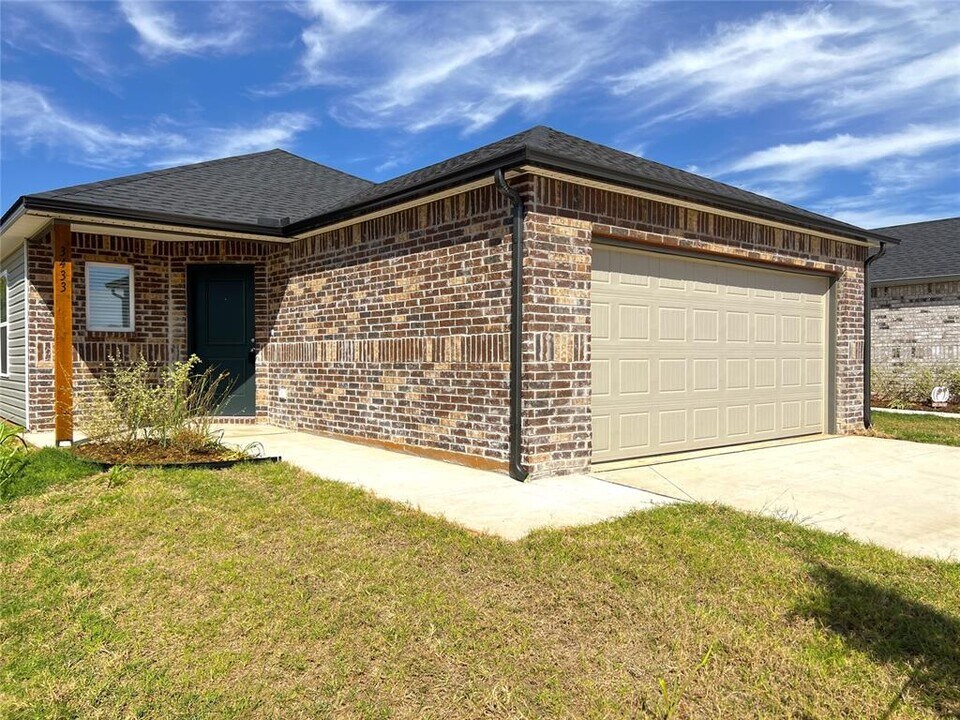 3433 Little Creek Dr in Mustang, OK - Building Photo