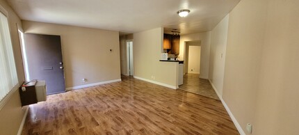 24370 Newhall Ave in Newhall, CA - Building Photo - Building Photo