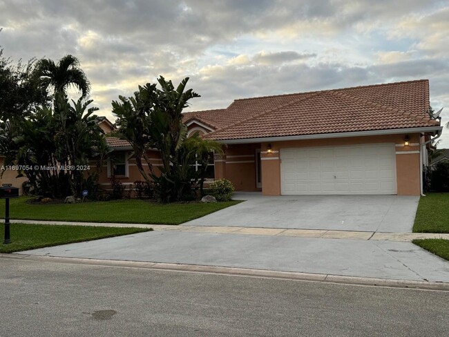 970 NW 161st Ave in Pembroke Pines, FL - Foto de edificio - Building Photo