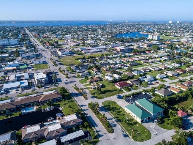 718 SE 46th Ln in Cape Coral, FL - Building Photo - Building Photo