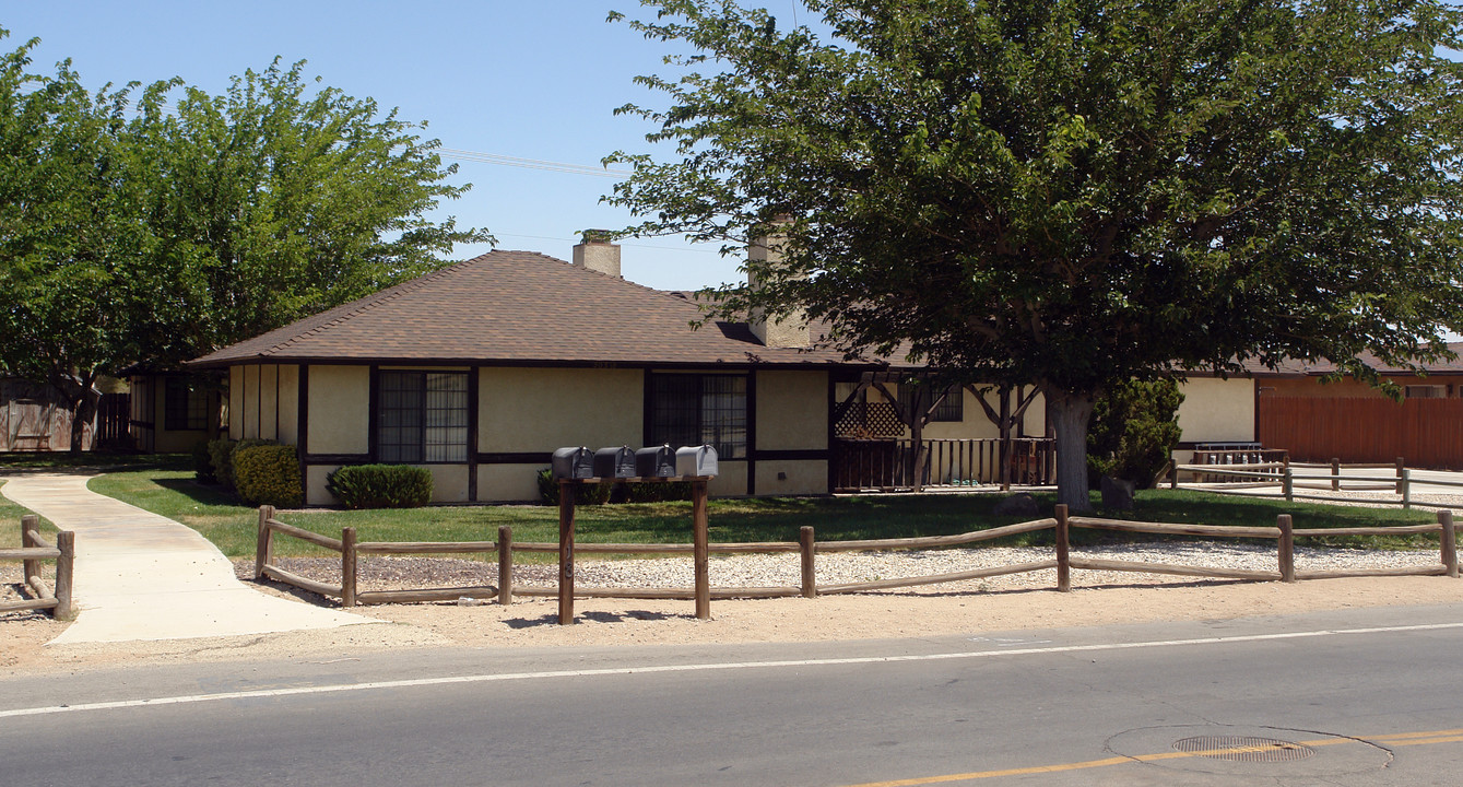 20318 Thunderbird Rd in Apple Valley, CA - Building Photo