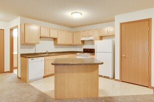 Pelican Heights Apartments in Detroit Lakes, MN - Building Photo