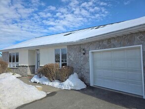 7 Pineview Ct in Waterford, NY - Building Photo - Building Photo