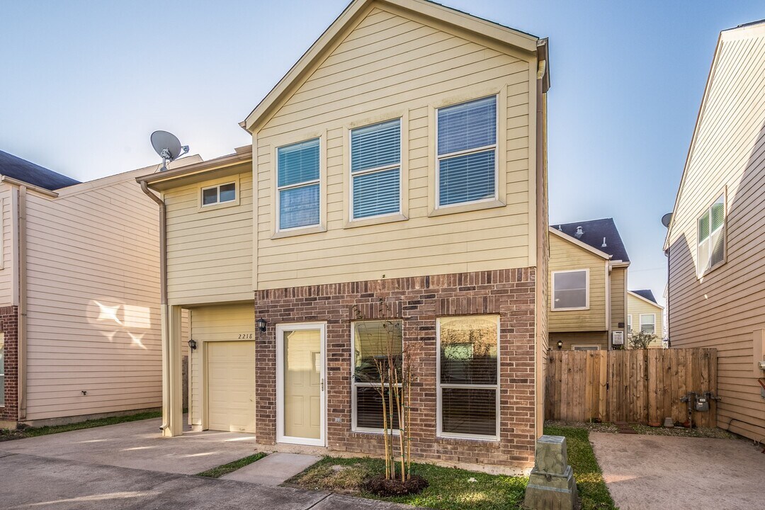 2218 Naomi St in Houston, TX - Building Photo