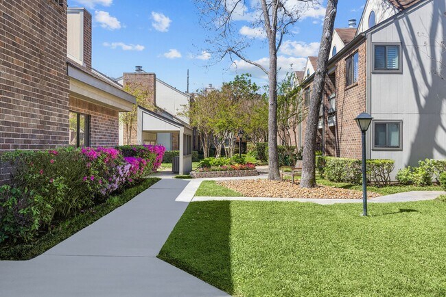 1114 Augusta Dr in Houston, TX - Building Photo - Building Photo