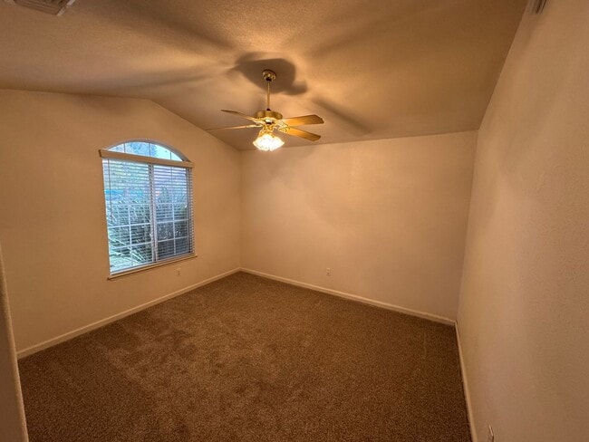 1281 Howard St in Kingsburg, CA - Building Photo - Building Photo