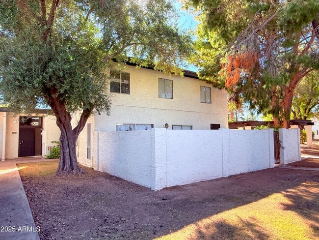 1051 S Dobson Rd in Mesa, AZ - Building Photo - Building Photo