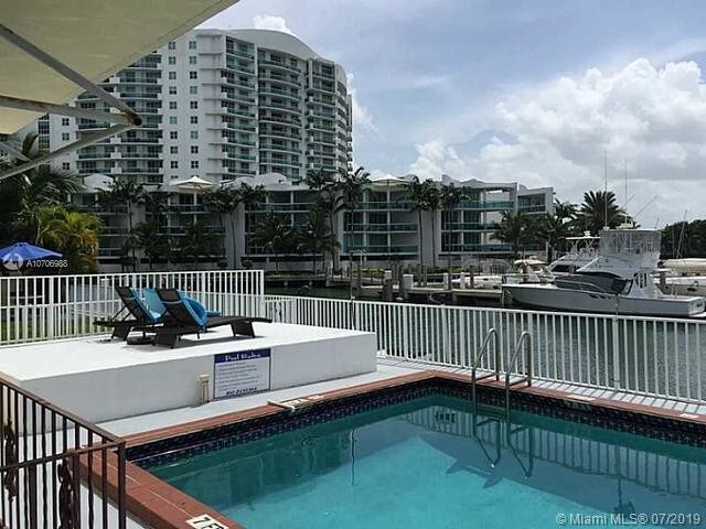7920 East Dr-Unit -14 in North Bay Village, FL - Foto de edificio