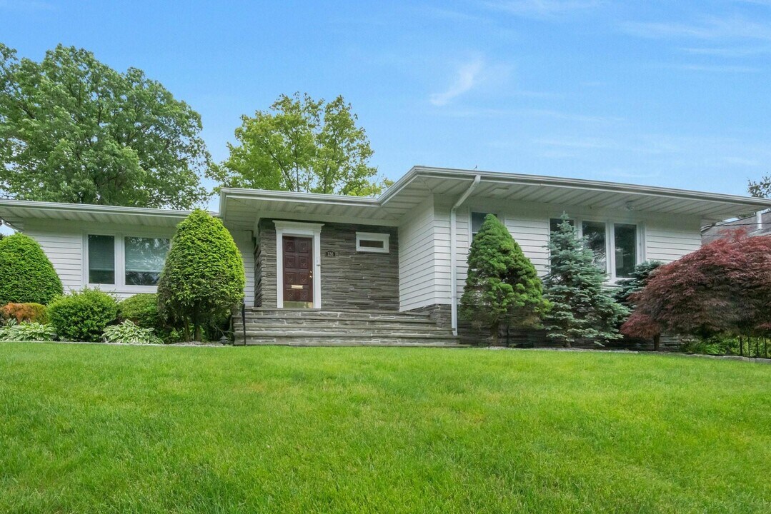 136 Fox Meadow Rd in Scarsdale, NY - Building Photo