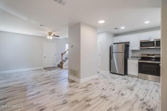 233 Milray Ln in Gulfport, MS - Foto de edificio - Building Photo