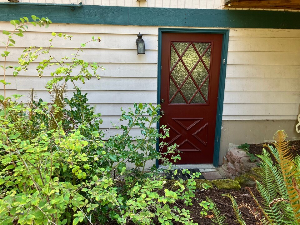 26027 Woodland Way S, Unit B in Kent, WA - Building Photo