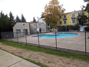14630 NE 32nd St in Bellevue, WA - Foto de edificio - Building Photo