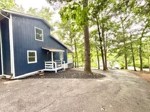 1078 Lakeview Dr in Whitacre, VA - Foto de edificio - Building Photo