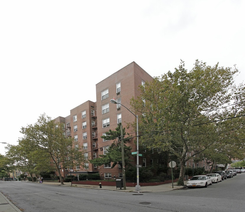 6115 43rd Ave in Flushing, NY - Foto de edificio