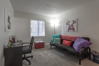 Urban Walk Apartments in Phoenix, AZ - Building Photo - Interior Photo