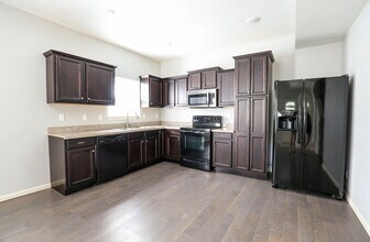 1351 E Cherry St in Springfield, MO - Foto de edificio - Building Photo