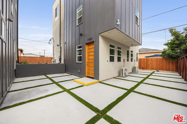 11253 Hatteras St in Los Angeles, CA - Building Photo - Building Photo