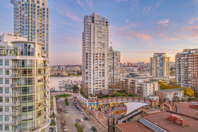 The Peninsula in Vancouver, BC - Building Photo - Building Photo