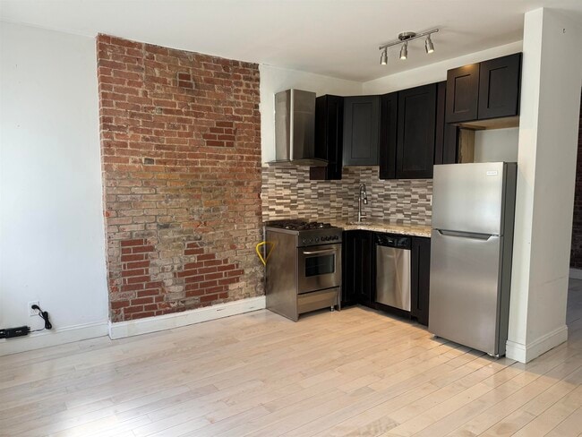 275 Pine St in Jersey City, NJ - Building Photo - Building Photo