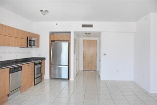 350 S Miami Ave in Miami, FL - Building Photo