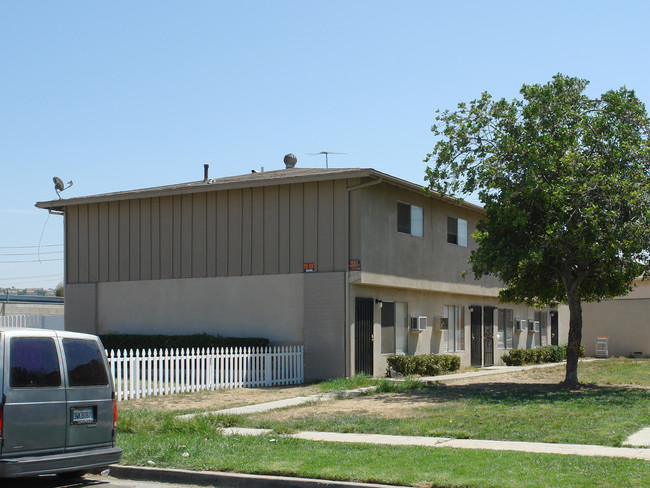 939 N Vicentia Ave in Corona, CA - Building Photo - Building Photo