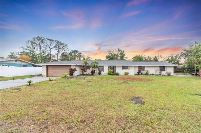 7420 Cass Cir in Sarasota, FL - Building Photo - Building Photo