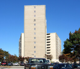 Harborview Towers in Bridgeport, CT - Building Photo - Building Photo