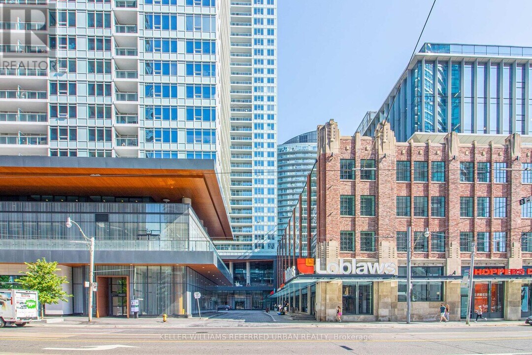 17 Bathurst St in Toronto, ON - Building Photo