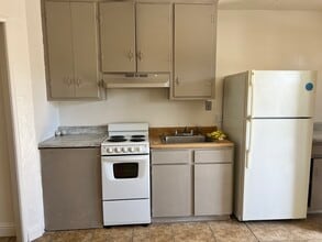 404 Center St, Unit c in Hanford, CA - Building Photo - Building Photo