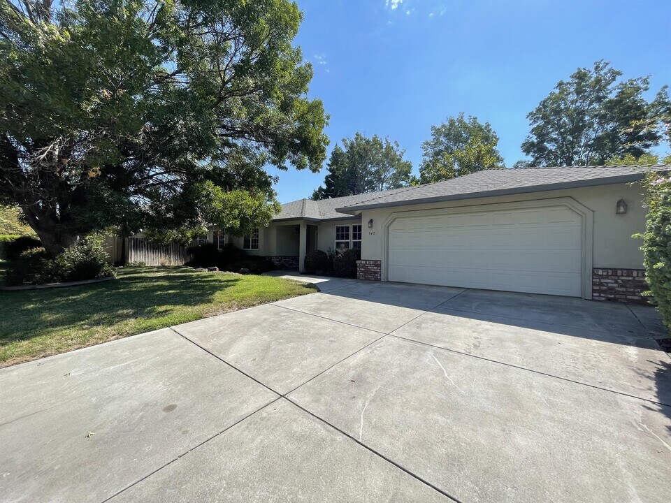 345 Denali Dr in Chico, CA - Building Photo
