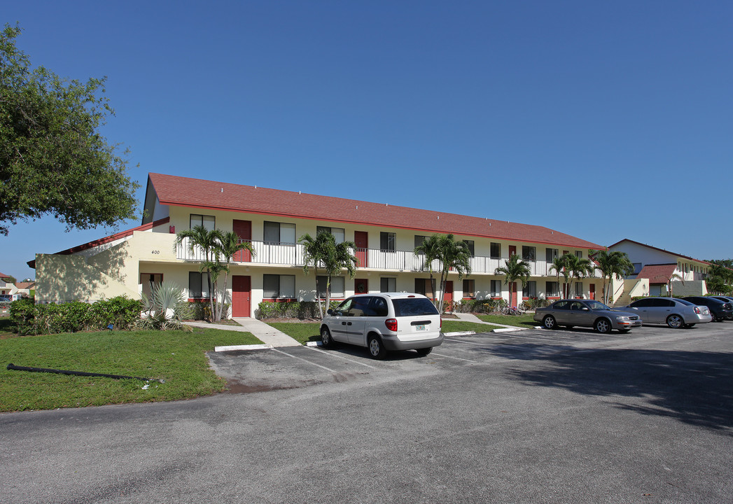 Lakeview Gardens Condominiums in Lake Worth, FL - Building Photo