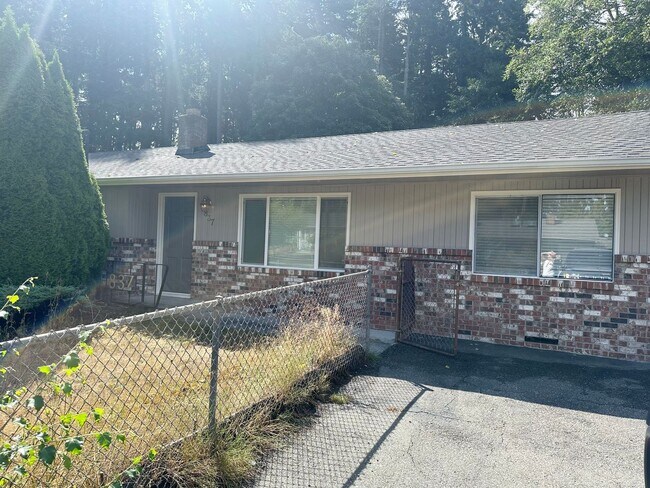 837 NE 194th St in Shoreline, WA - Building Photo - Building Photo