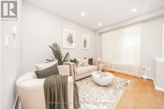 3023 McDowell Dr in Mississauga, ON - Building Photo - Building Photo