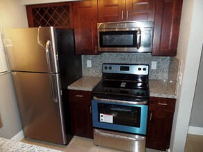 2890 N Oakland Forest Dr in Oakland Park, FL - Building Photo - Building Photo