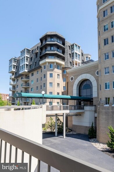 1250 S Washington St, Unit 107 in Alexandria, VA - Building Photo