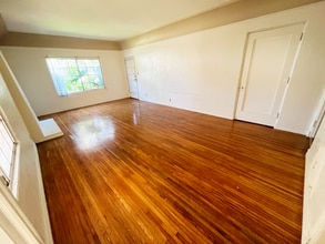 227 S Gale Dr in Beverly Hills, CA - Foto de edificio - Building Photo