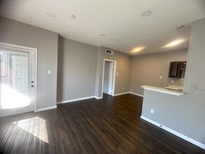 8800 Westplace Dr, Unit 210 in Houston, TX - Foto de edificio - Building Photo