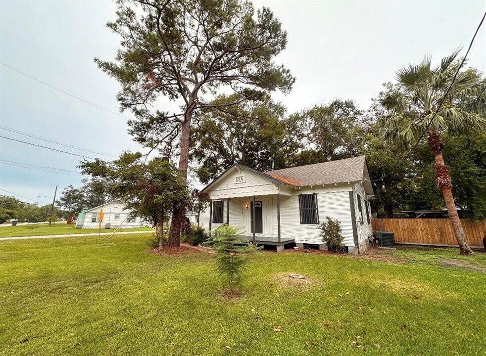 330 Gordy Rd in Bacliff, TX - Building Photo