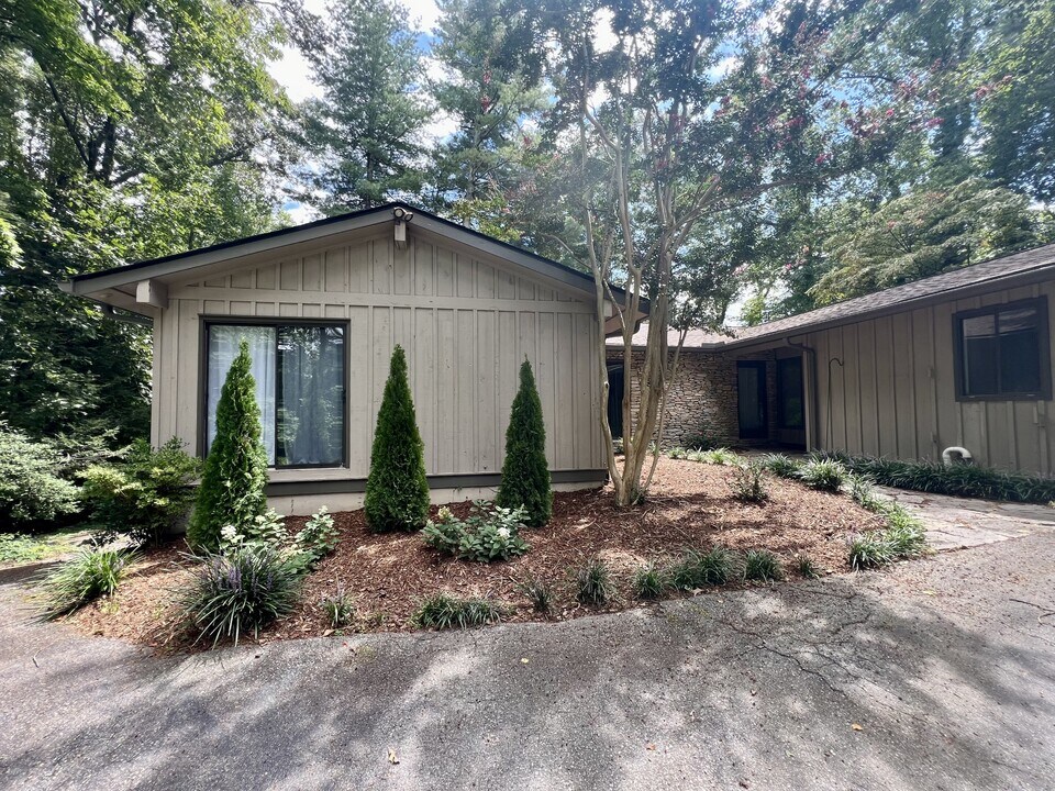 319 Mockingbird Dr in Hendersonville, NC - Foto de edificio