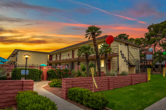 Cambridge Vista in Las Vegas, NV - Foto de edificio - Building Photo