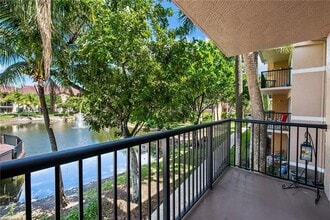 8851 Wiles Rd in Coral Springs, FL - Foto de edificio - Building Photo