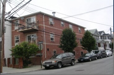 102-14 Martense Ave in Corona, NY - Foto de edificio
