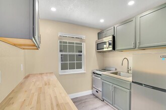 1001 S Federal Hwy-Unit -5 in Lake Worth Beach, FL - Building Photo - Building Photo