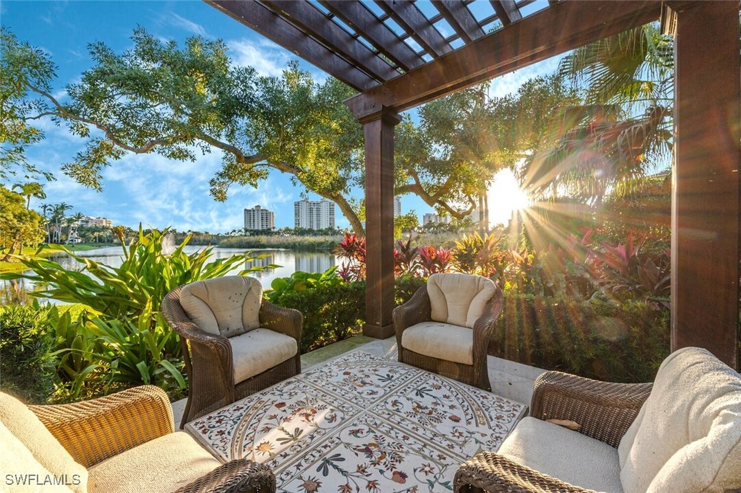 7331 Tilden Ln in Naples, FL - Foto de edificio