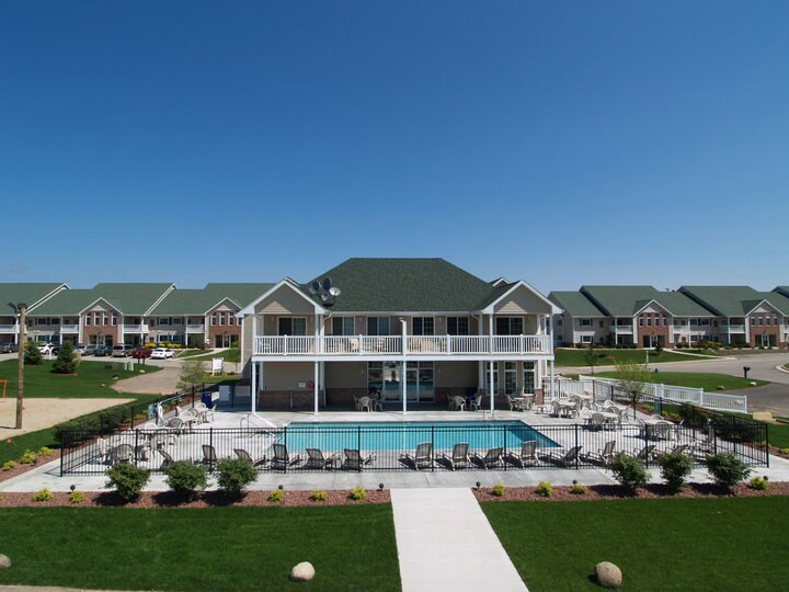 Honey Creek Apartments in East Troy, WI - Foto de edificio