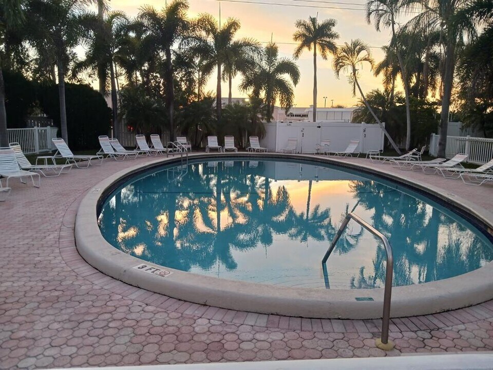 1821 NE 62nd St, Unit 327 in Fort Lauderdale, FL - Foto de edificio